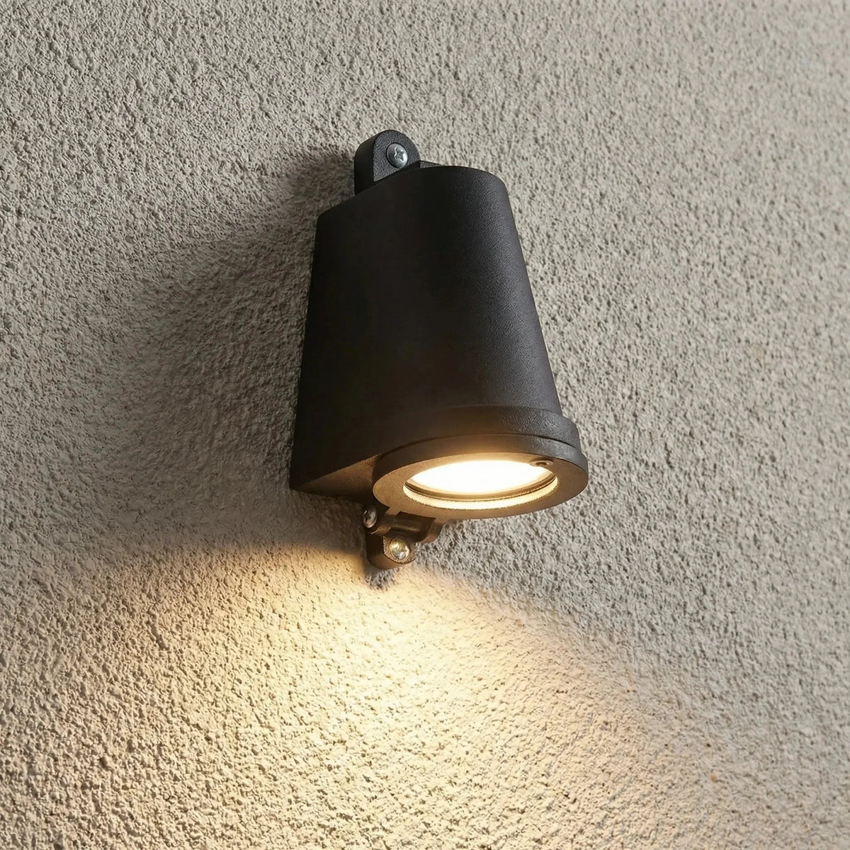 Outdoor Wall Light | Warm Light & Compact Metal Housing