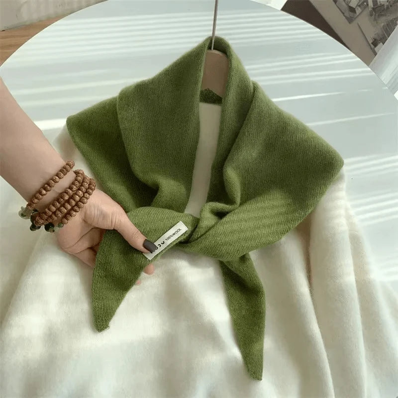 Triangular Scarf | Soft Wool-Blend & Versatile | 110 x 38 cm