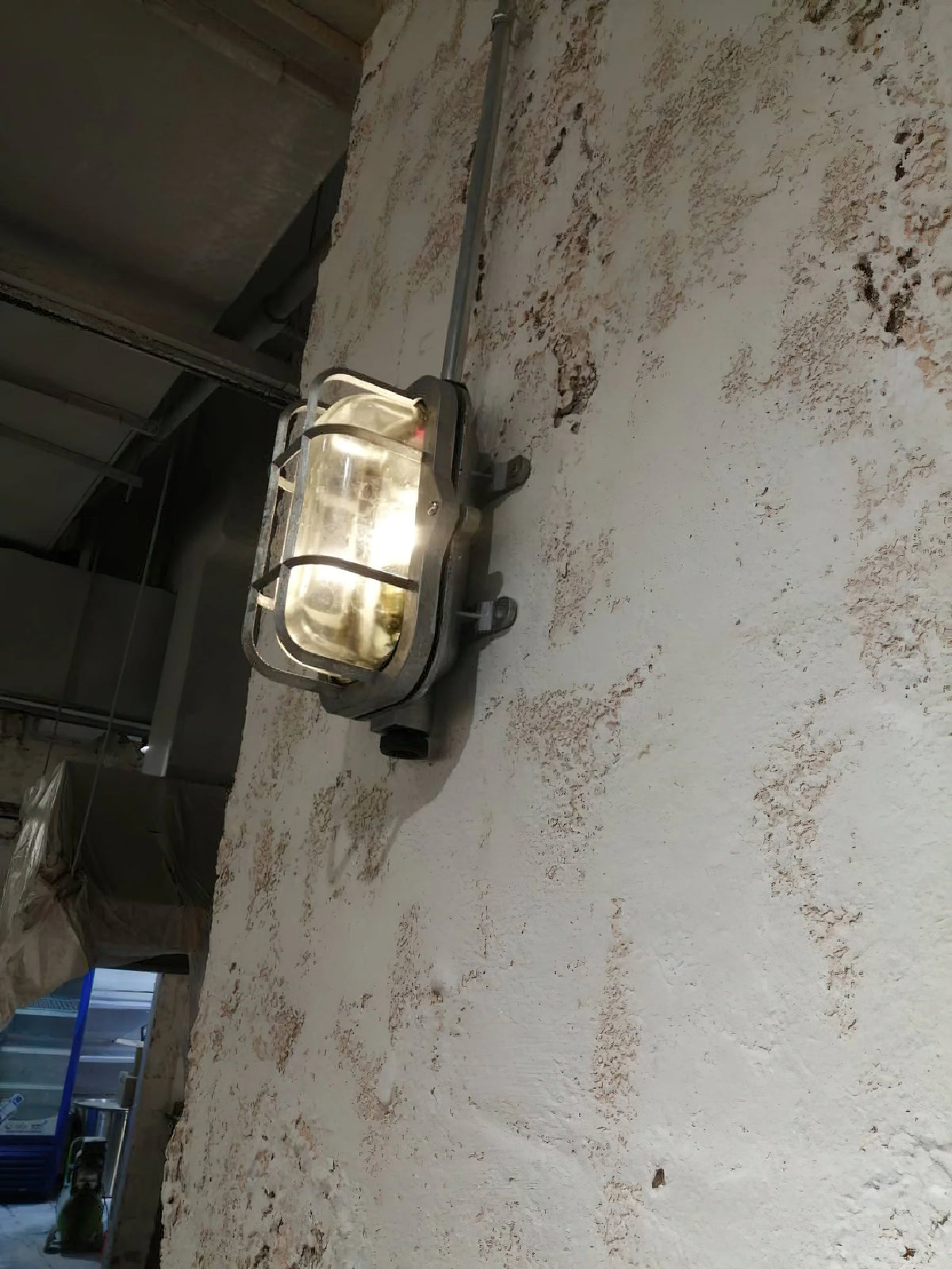 Wall Sconce | Die-Cast Aluminum & Glass Shade | Moisture-Resistant