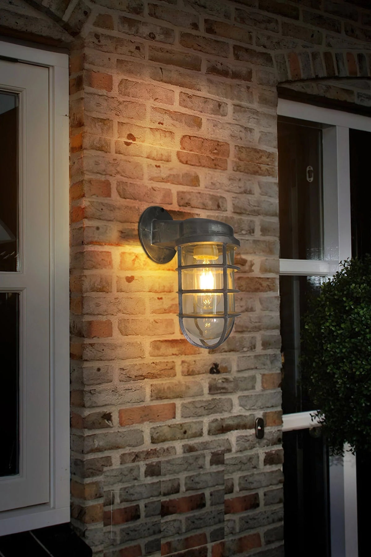 Wall Sconce | Glass Shade & Die-Cast Aluminum Body | E26/E27 Socket