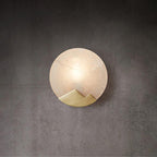 Wandleuchte | Poliertes Messing & Alabaster-Schirm | 20 cm Durchmesser