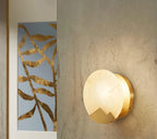 Wandleuchte | Poliertes Messing & Alabaster-Schirm | 20 cm Durchmesser