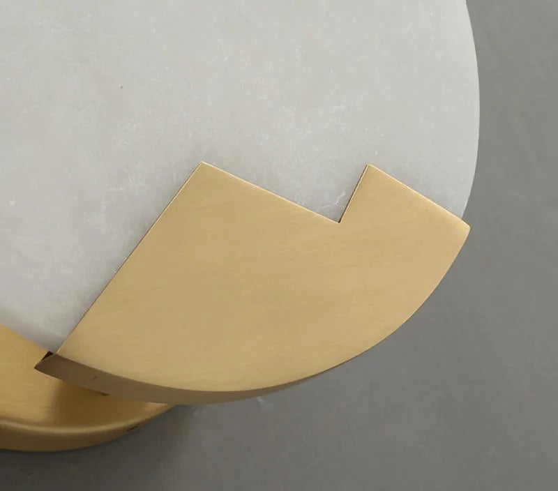 Wandleuchte | Poliertes Messing & Alabaster-Schirm | 20 cm Durchmesser