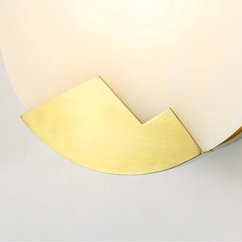 Wandleuchte | Poliertes Messing & Alabaster-Schirm | 20 cm Durchmesser