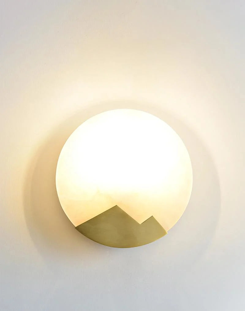 Wandleuchte | Poliertes Messing & Alabaster-Schirm | 20 cm Durchmesser