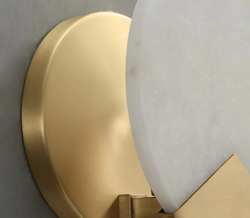 Wandleuchte | Poliertes Messing & Alabaster-Schirm | 20 cm Durchmesser