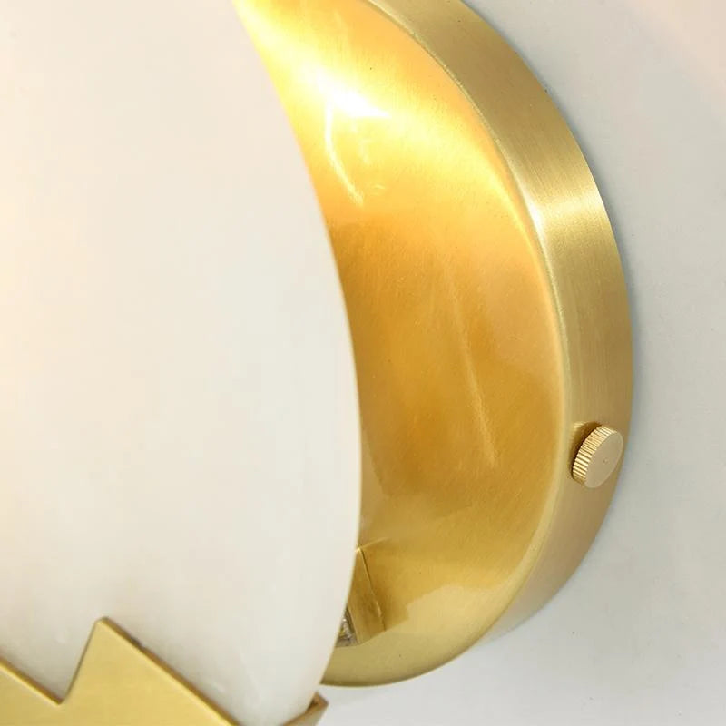 Wandleuchte | Poliertes Messing & Alabaster-Schirm | 20 cm Durchmesser