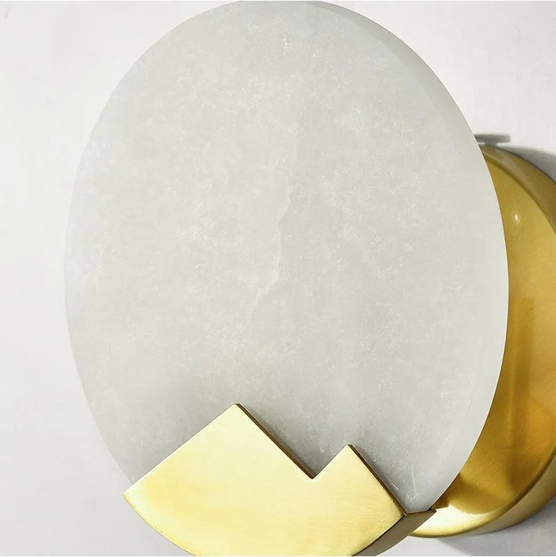 Wandleuchte | Poliertes Messing & Alabaster-Schirm | 20 cm Durchmesser