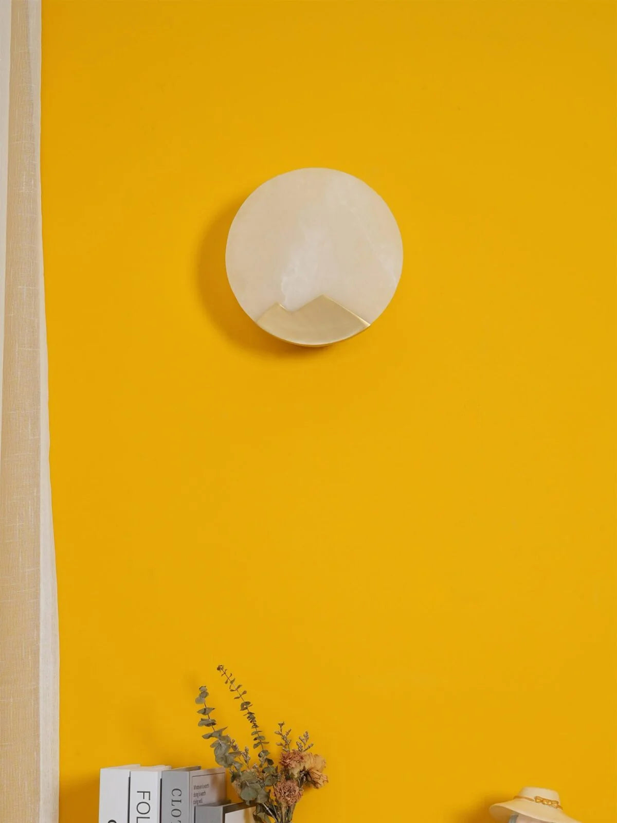 Wandleuchte | Poliertes Messing & Alabaster-Schirm | 20 cm Durchmesser