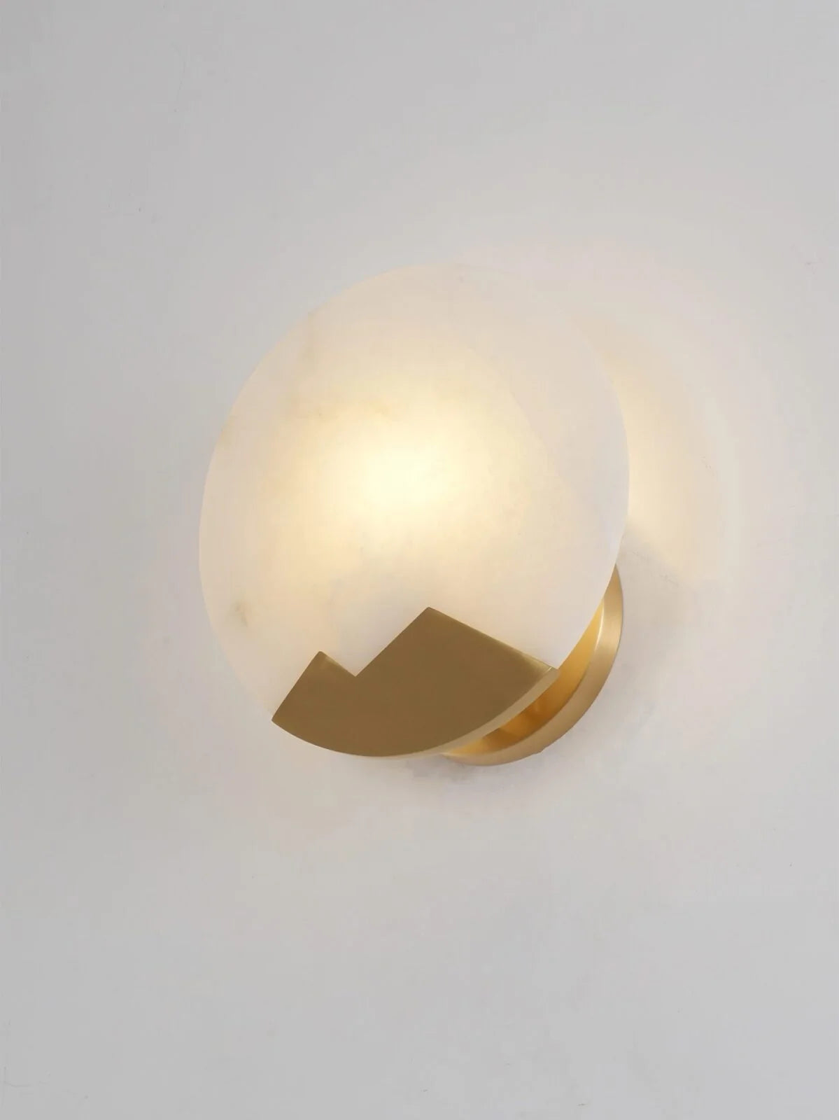 Wandleuchte | Poliertes Messing & Alabaster-Schirm | 20 cm Durchmesser