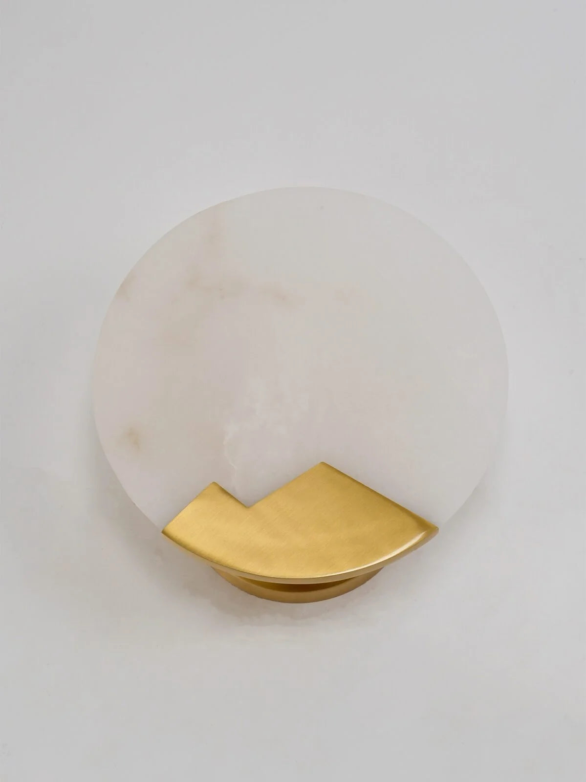 Wandleuchte | Poliertes Messing & Alabaster-Schirm | 20 cm Durchmesser