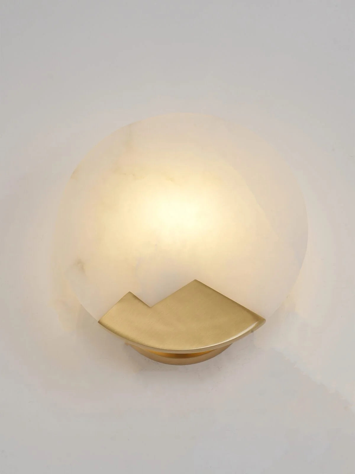 Wandleuchte | Poliertes Messing & Alabaster-Schirm | 20 cm Durchmesser
