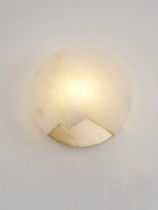 Wandleuchte | Poliertes Messing & Alabaster-Schirm | 20 cm Durchmesser