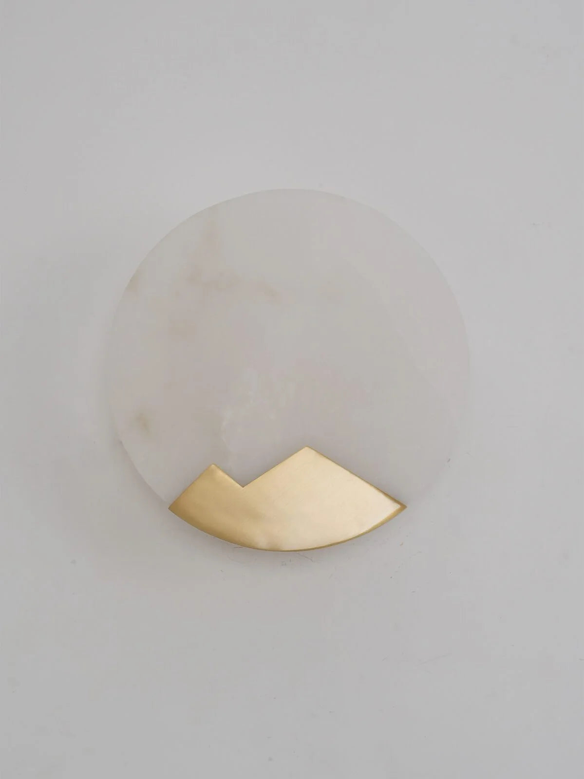 Wandleuchte | Poliertes Messing & Alabaster-Schirm | 20 cm Durchmesser