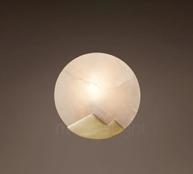 Wandleuchte | Poliertes Messing & Alabaster-Schirm | 20 cm Durchmesser