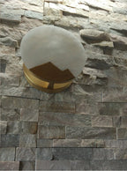 Wandleuchte | Poliertes Messing & Alabaster-Schirm | 20 cm Durchmesser