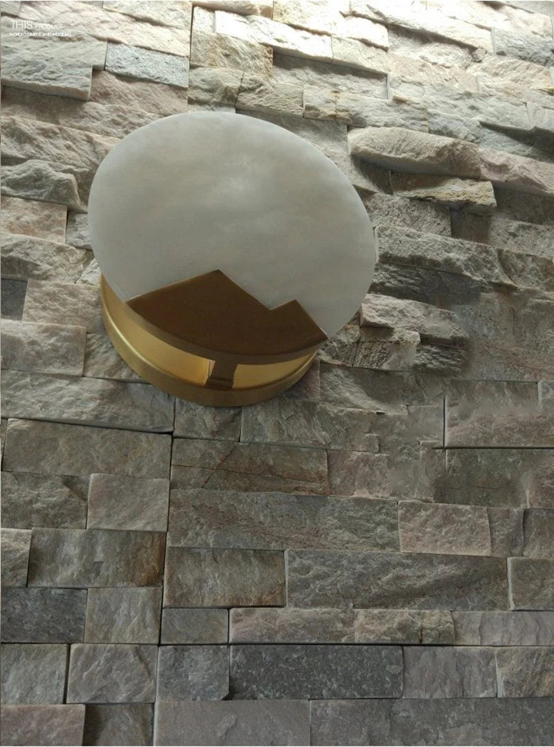 Wandleuchte | Poliertes Messing & Alabaster-Schirm | 20 cm Durchmesser